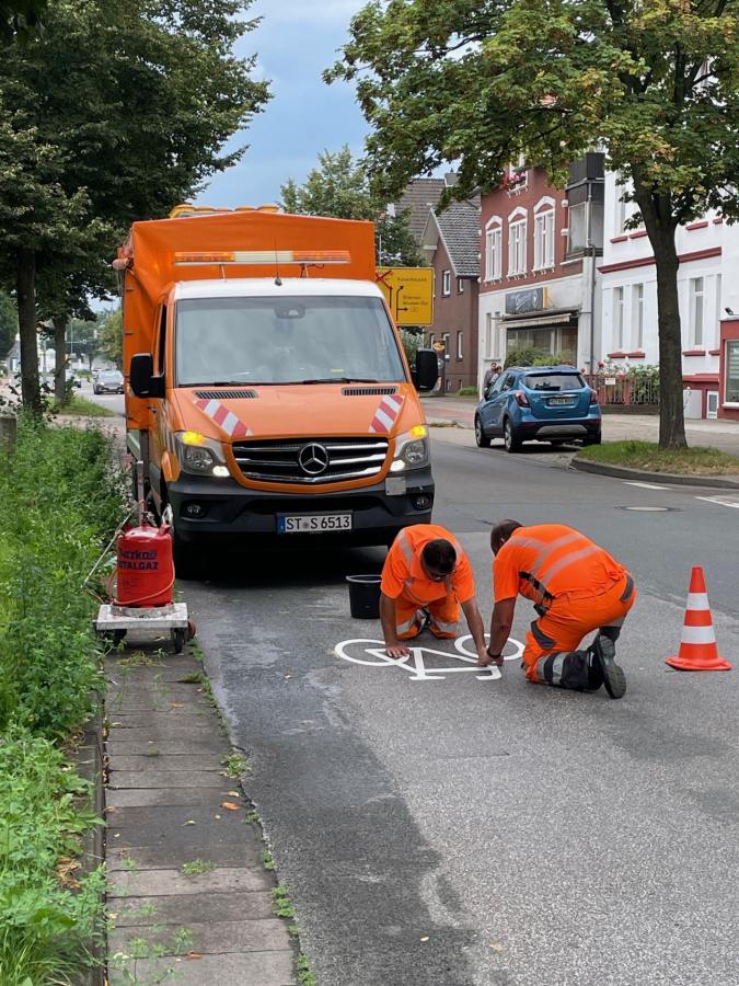 500 Radfahrer-Symbole werden im Mindener Stadtgebiet markiert